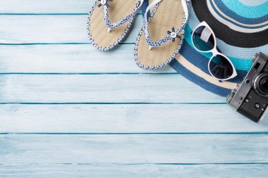 Plaj aksesuarları. Flip flop, şapka 