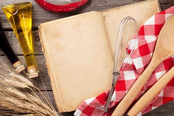 Ricettario vintage, utensili e ingredienti — Foto Stock