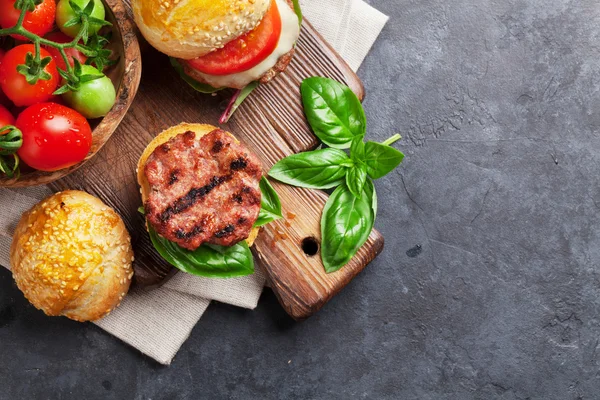 Hamburguesas caseras con carne de res —  Fotos de Stock