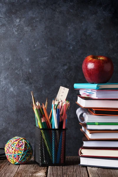 Blocnotes, leveringen en apple tegenover chalk board — Stockfoto