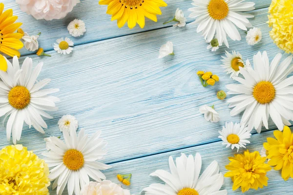 Ahşap masa üzerinde Bahçe çiçek — Stok fotoğraf