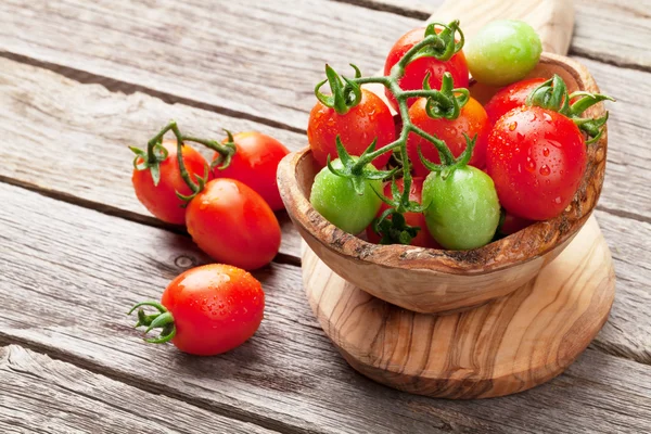 Tomates cereja em tigela — Fotografia de Stock