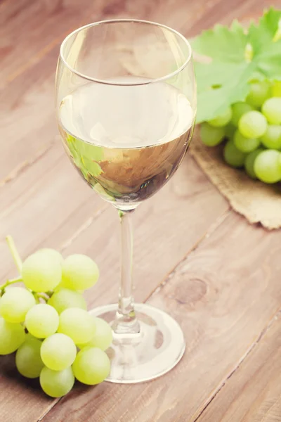 Verre à vin blanc et raisins — Photo