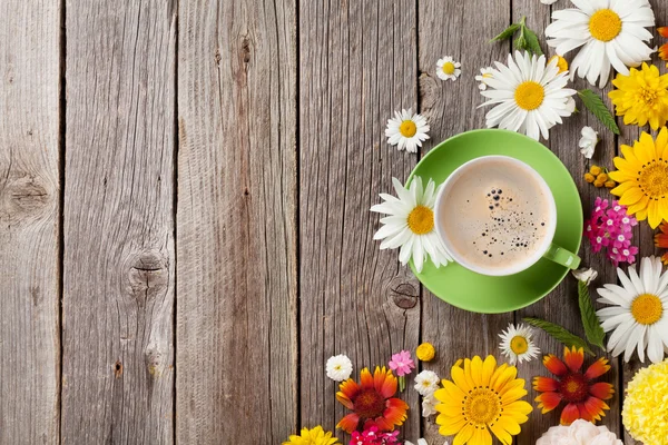 Садові квіти і кава — стокове фото