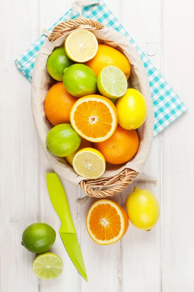 Zitrusfrüchte. über Holztisch — Stockfoto