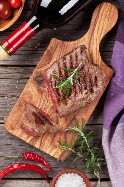 Izgara dana biftek ve şarap