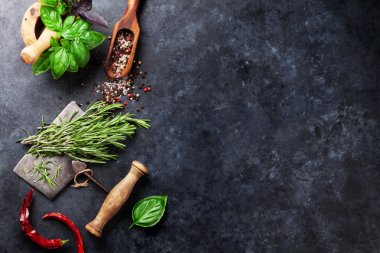 Bitkiler ve baharatlar masada.