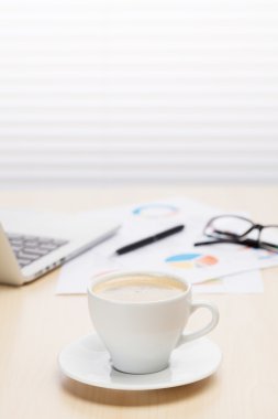 Dizüstü bilgisayar ve kahve ile ofis işyeri