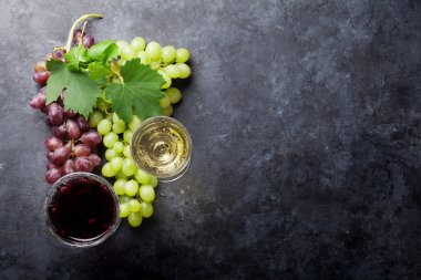 Kırmızı ve beyaz şarap ve üzüm