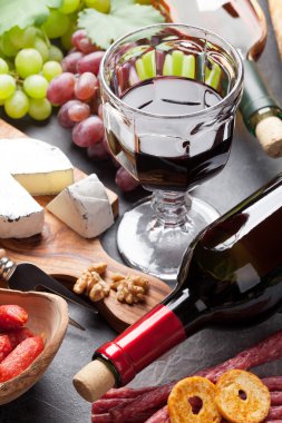 Şarap, üzüm, peynir, sosis