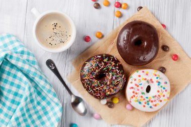 Çörek ve kahve masada