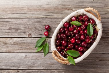 Ahşap tabl üzerinde olgunlaşmış cheries