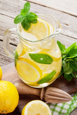 Limonata limon, nane ve buz ile