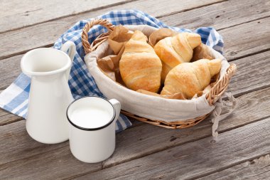 Taze kruvasanlar ve süt