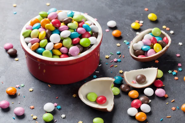 Färgglada karameller och choklad ägg — Stockfoto