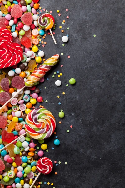 Bonbons colorés, gelée et confiture sur pierre — Photo