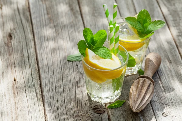 Lemonade with lemon and ice — Stock Photo, Image