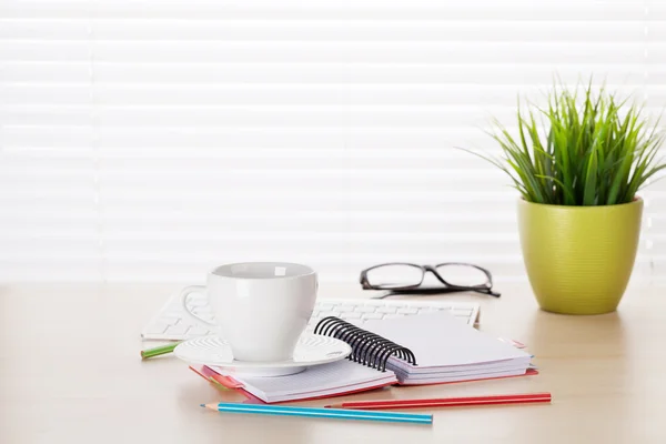 Escritório local de trabalho com café, pc e planta — Fotografia de Stock