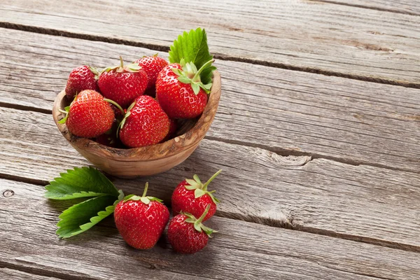 Färska trädgård jordgubbar i skål — Stockfoto