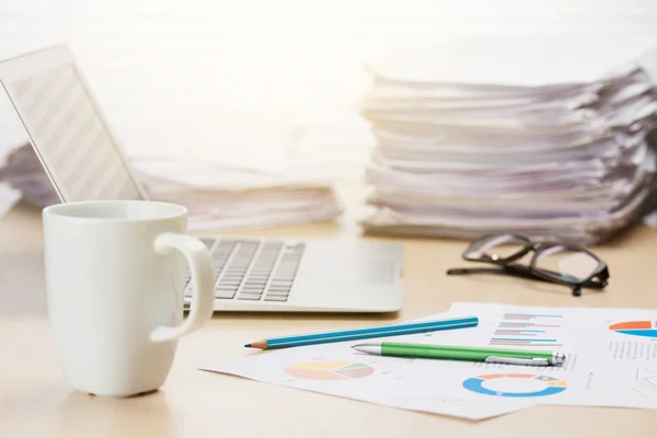 Office arbetsplatsen med kaffe, laptop och leveranser — Stockfoto