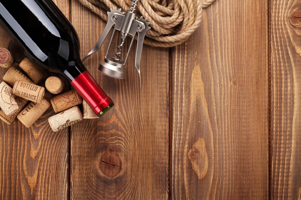 Botella de vino tinto, corchos y sacacorchos — Foto de Stock