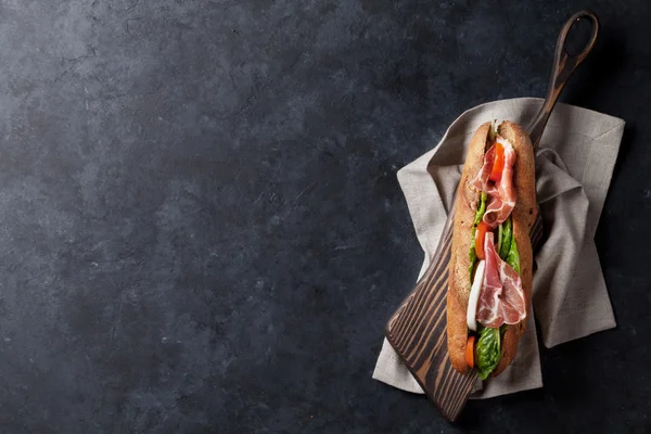 Sanduíche de ciabatta com salada romaine — Fotografia de Stock