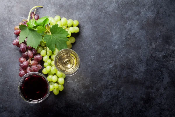 Vino tinto y blanco y uvas —  Fotos de Stock