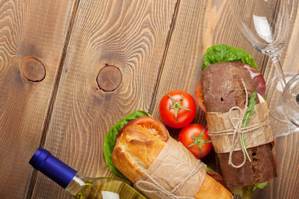 Zwei Sandwiches und Weißwein — Stockfoto