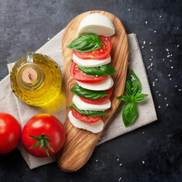 Caprese-Salat. Mozzarella, Tomaten und Basilikum — Stockfoto