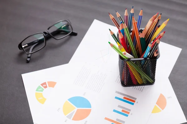 Bürotisch mit Diagrammen und Zubehör — Stockfoto