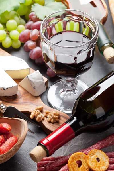 Víno, vinné hrozny, sýr, párky — Stock fotografie
