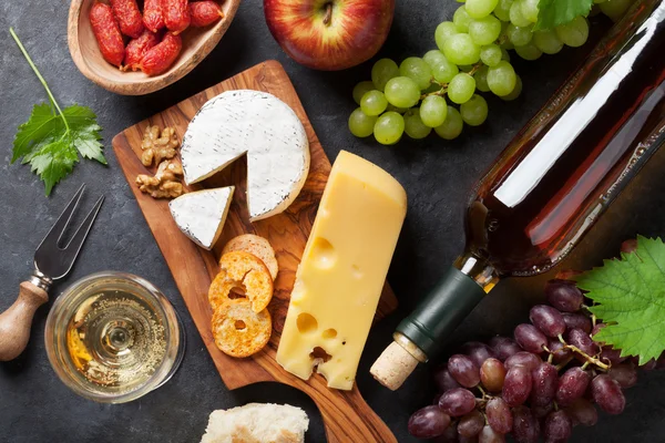 Vino, uva, formaggio, salsicce — Foto Stock