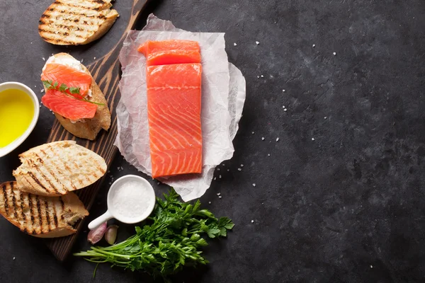 Tostadas de sándwich con salmón —  Fotos de Stock