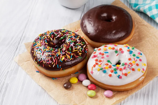 Donuts e doces na mesa — Fotografia de Stock