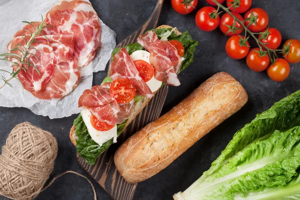Sandwich with salad, prosciutto and mozzarella — Stock Photo, Image