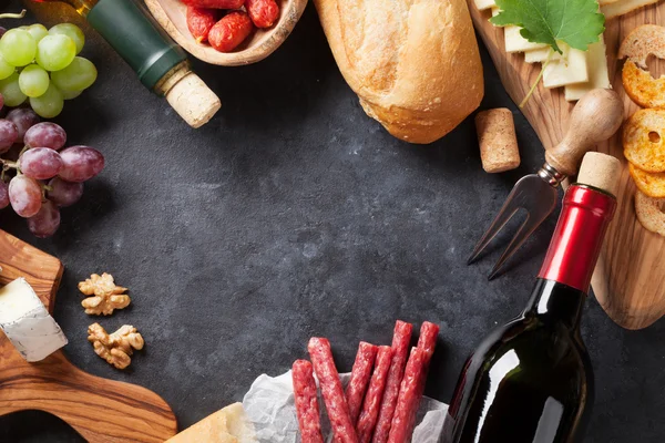 Wine, grapes, cheese, sausages — Stock Photo, Image