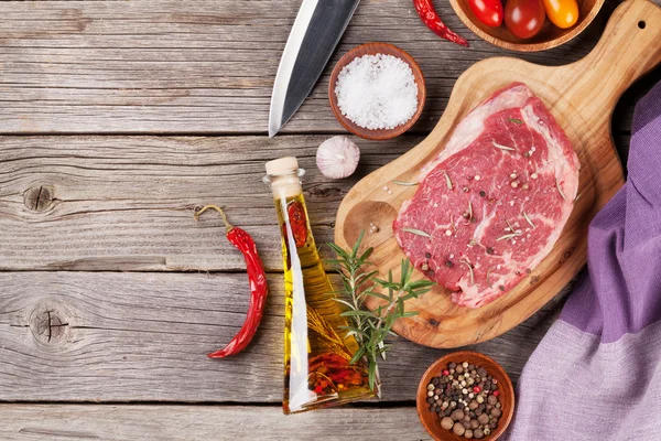 Bistecca di manzo cruda con spezie ed erbe aromatiche — Foto Stock