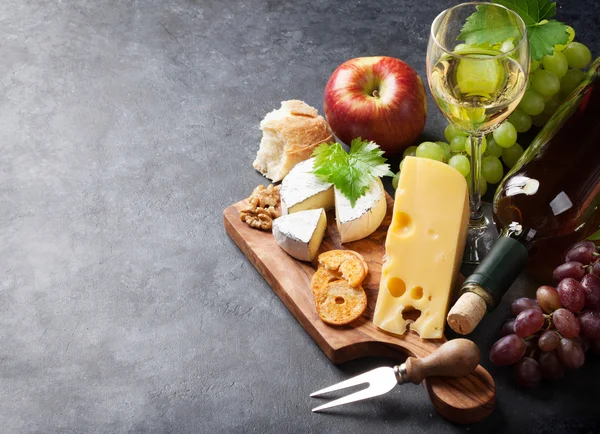 Vinho, uvas, queijo — Fotografia de Stock