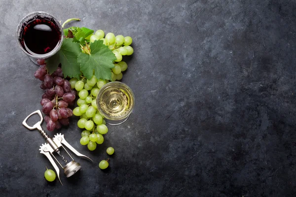 Vinho tinto e branco e uvas — Fotografia de Stock