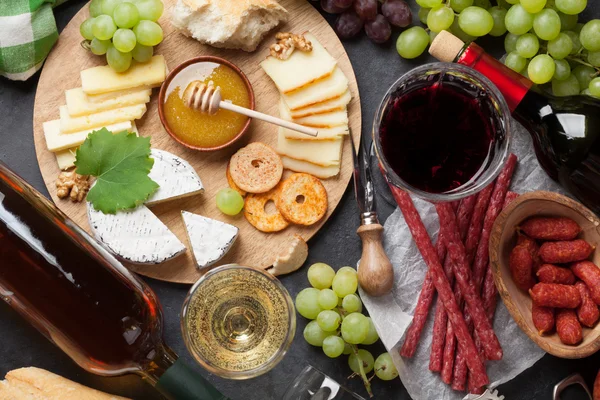 Wine, grapes, cheese, sausages — Stock Photo, Image