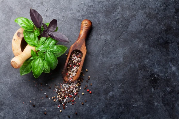 Hierbas y especias en la mesa — Foto de Stock