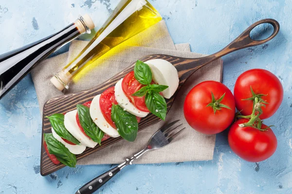 Ensalada Caprese. Mozzarella, tomates y albahaca —  Fotos de Stock
