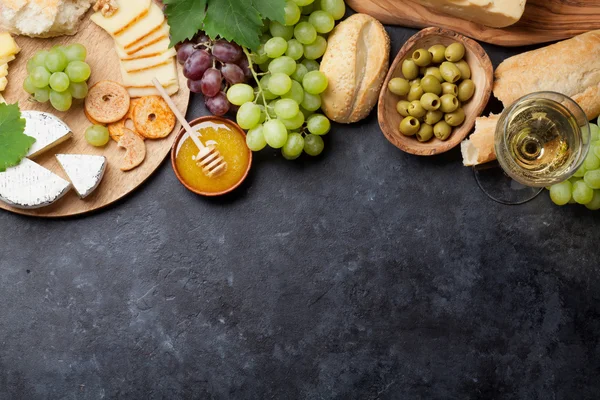 Wine, grapes, cheese and honey — Stock Photo, Image