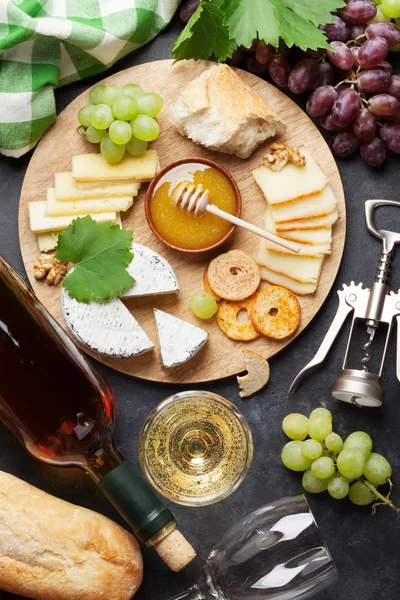 Vins, raisins, fromages et miel — Photo