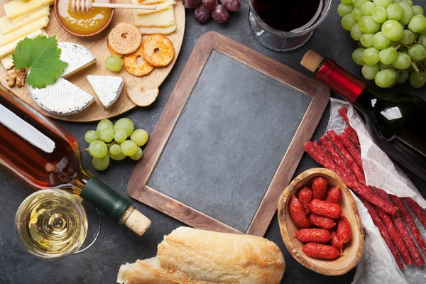 Şarap, üzüm, peynir, sosis — Stok fotoğraf