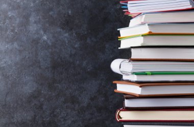 Tebeşir tahtası önünde bloknot