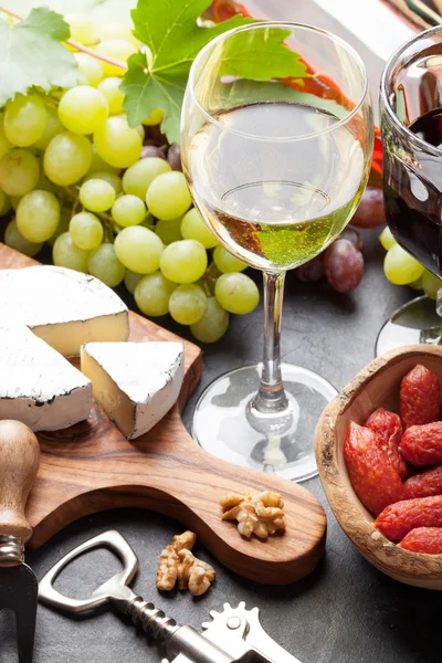 Vinho, uvas, queijo, salsichas — Fotografia de Stock