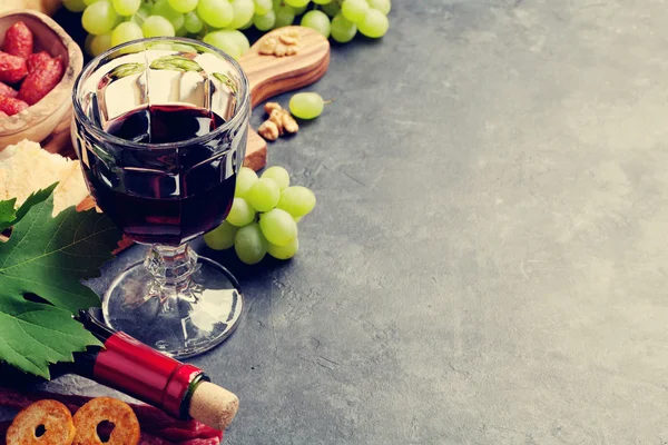 Wijn, druiven, kaas, worstjes — Stockfoto