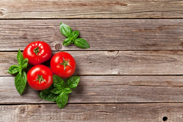 Čerstvé zralé zahradní rajčaty a bazalkou — Stock fotografie