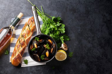 Bakır kapta midyeler 